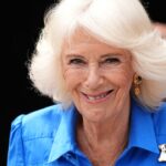 La reine Camilla célèbre son amour des chiens avec de l'or et de la broche de la mère de la mère