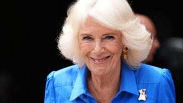 La reine Camilla célèbre son amour des chiens avec de l'or et de la broche de la mère de la mère
