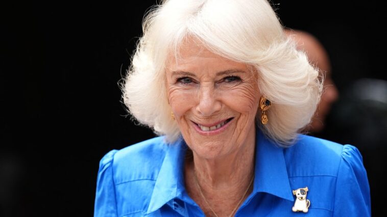 La reine Camilla célèbre son amour des chiens avec de l'or et de la broche de la mère de la mère