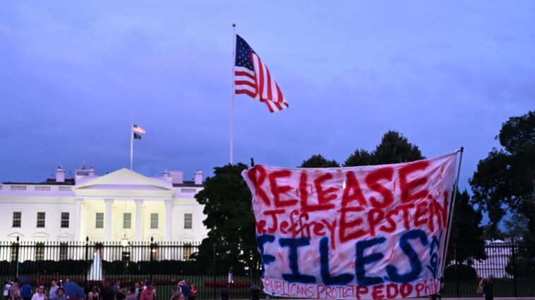 Donald Trump poursuit les journalistes du Wall Street Journal, Rupert Murdoch pour 10 milliards de dollars sur la «fausse» lettre d'Epstein