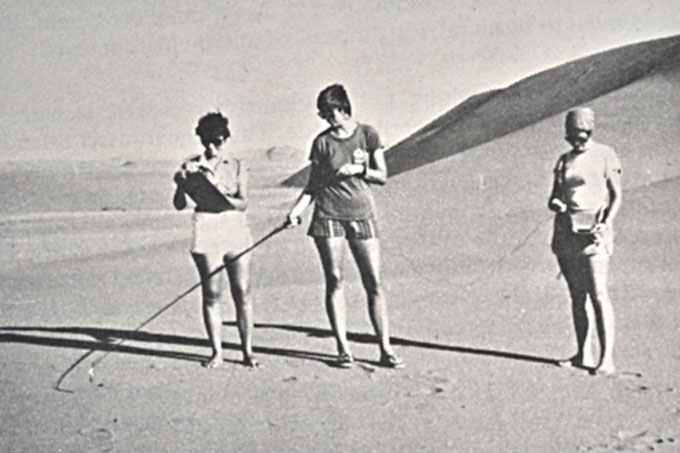 3 chercheurs sur une photo noire et qui