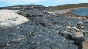 Ces rochers sont probablement les derniers restes de la croûte précoce de la Terre