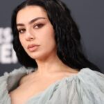 Charli XCX épouse George Daniel de 1975 à la mairie