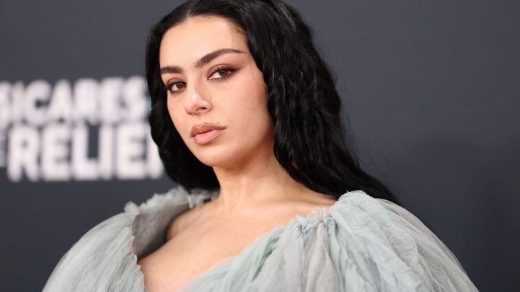 Charli XCX épouse George Daniel de 1975 à la mairie