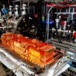 Comment une molécule triatomique fonctionne hors de l'énergie excessive