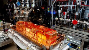 Comment une molécule triatomique fonctionne hors de l'énergie excessive