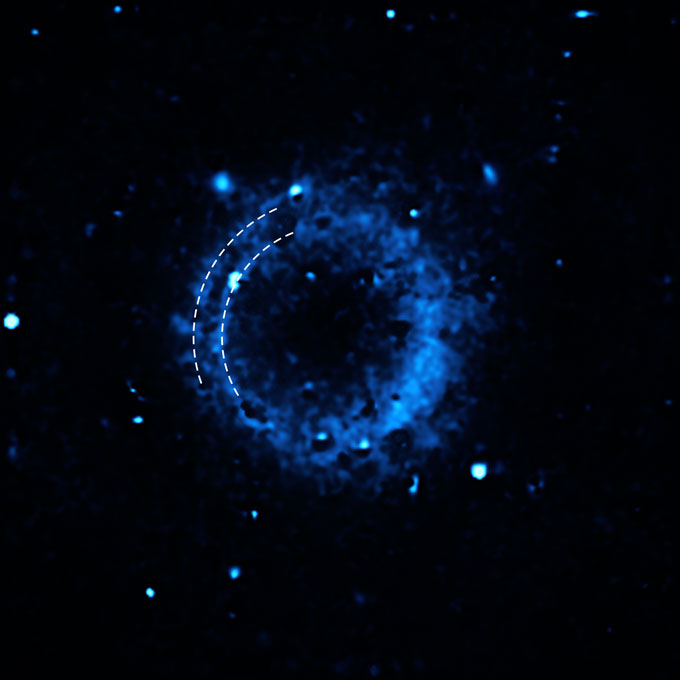 Un cercle bleu avec une structure à double coquille.