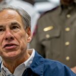 Greg Abbott compare les inondations mortelles qui ont tué plus de 100 à la mi-temps d'un match de football