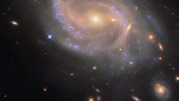 Hubble Spies tourbillonnant en spirale NGC 3285B