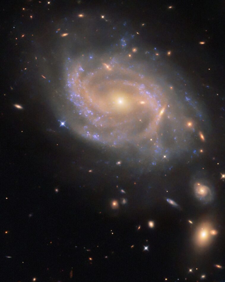 Hubble Spies tourbillonnant en spirale NGC 3285B
