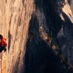 Images triomphantes de femmes qui ont grimpé vers de nouveaux sommets