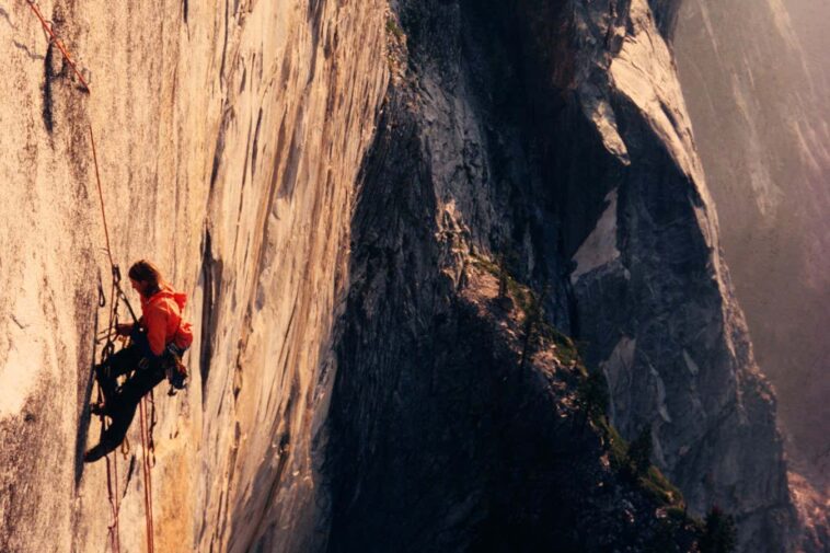 Images triomphantes de femmes qui ont grimpé vers de nouveaux sommets