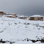 La neige lourde frappe le nord-est de la Turquie alors que le sud-ouest brûle