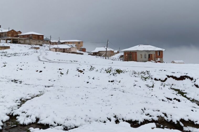 La neige lourde frappe le nord-est de la Turquie alors que le sud-ouest brûle