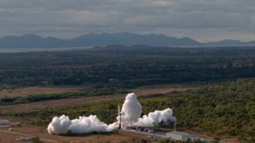 La première fusée de fabrication australienne s'écrase après 14 secondes de vol dans une tentative infructueuse pour atteindre l'orbite