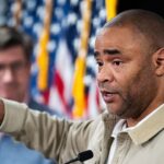 Le démocrate du Texas essayant de forcer la main de Trump sur Epstein: "Il semble qu'il essaie de se couvrir"