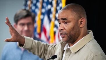 Le démocrate du Texas essayant de forcer la main de Trump sur Epstein: "Il semble qu'il essaie de se couvrir"