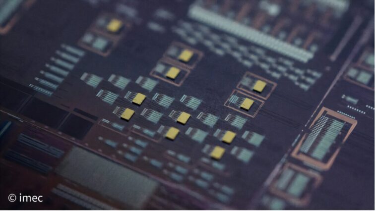 Le modèle aborde la gestion de la chaleur dans les systèmes laser à haute densité