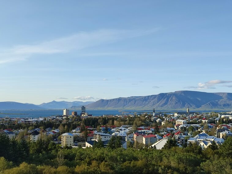 Le volcan du sud-ouest de l'Islande éclate, provoquant une évacuation de la ville et du spa géothermique