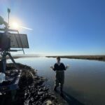 L'océanographe Eva Scrivner recueille régulièrement des échantillons d'eau d'une rivière pour tester la présence de bactéries nocives.