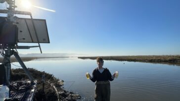 L'océanographe Eva Scrivner recueille régulièrement des échantillons d'eau d'une rivière pour tester la présence de bactéries nocives.