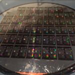 Les ingénieurs obtiennent une intégration efficace des lasers à points quantiques sur les chiplets de silicium Les ingénieurs obtiennent une intégration efficace des lasers à points quantiques sur les chiplets de silicium