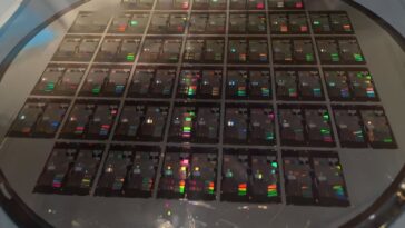 Les ingénieurs obtiennent une intégration efficace des lasers à points quantiques sur les chiplets de silicium