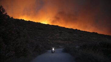 Les pompiers maîtrisent un feu de forêt de dinde alors que deux autres ragent