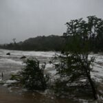 Les sauveteurs recherchent des filles disparues alors que le nombre de morts du Texas sur la mort des inondations atteint 50