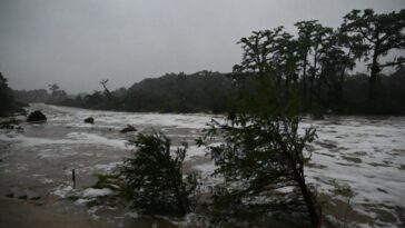 Les sauveteurs recherchent des filles disparues alors que le nombre de morts du Texas sur la mort des inondations atteint 50
