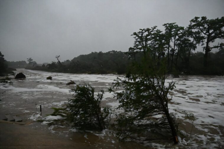 Les sauveteurs recherchent des filles disparues alors que le nombre de morts du Texas sur la mort des inondations atteint 50