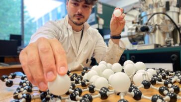 Les scientifiques utilisent le plasma d'argon pour positionner précisément les atomes de métaux, éliminant les déchets de métaux précieux