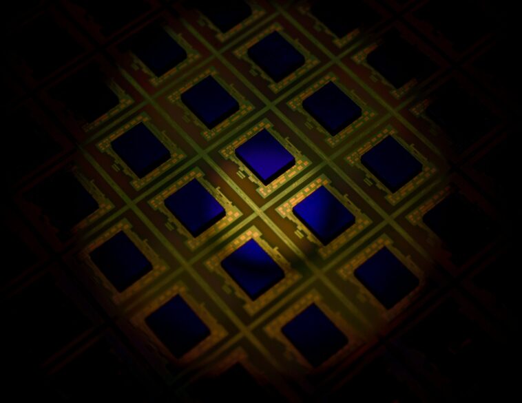 Magnétorésistance de tunnels dans les jonctions de tunnel magnétique à base de ruo₂ altermagnétique