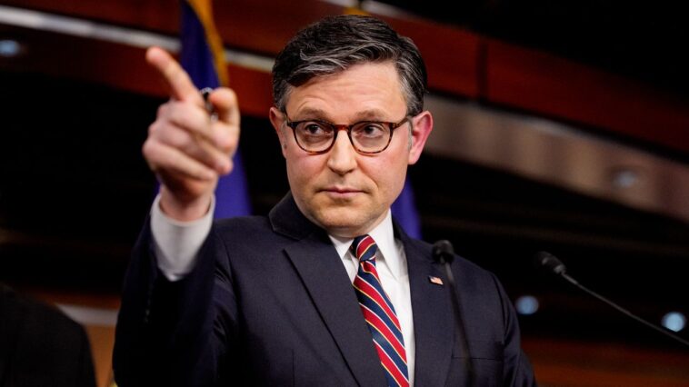 Mike Johnson dit que GOP devrait mettre «tout là-bas» sur Epstein, puis vote non pour publier Epstein Info