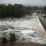 Une photographie de débordement sur la rivière Guadalupe du Texas le 5 juillet, causée par de fortes pluies à partir du 4 juillet qui ont conduit à des inondations mortelles.