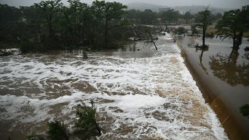 Une photographie de débordement sur la rivière Guadalupe du Texas le 5 juillet, causée par de fortes pluies à partir du 4 juillet qui ont conduit à des inondations mortelles.