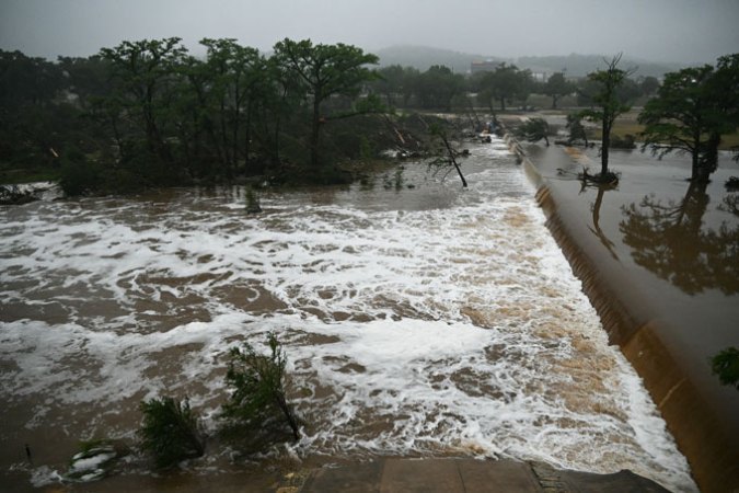 Une photographie de débordement sur la rivière Guadalupe du Texas le 5 juillet, causée par de fortes pluies à partir du 4 juillet qui ont conduit à des inondations mortelles.