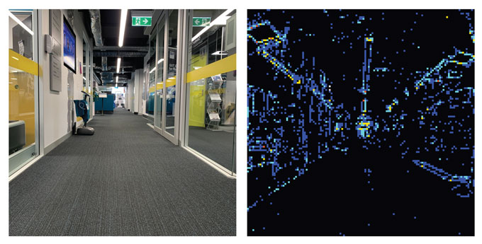 Comparaison côte à côte d'un couloir dans un environnement officiel et sa vue traitée correspondante à travers le système de vision d'un robot. Le côté gauche montre un couloir propre et moderne avec des murs en verre et une signalisation, tandis que le côté droit affiche une interprétation pixélée à basse lumière mettant en évidence les bords en bleu et jaune.
