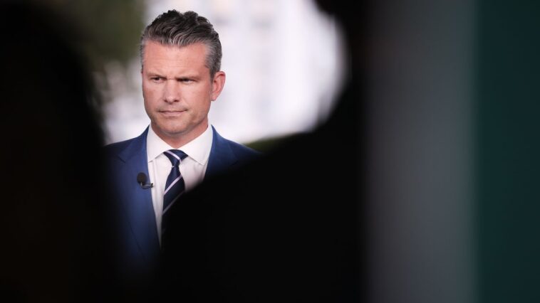 Pete Hegseth repose la vidéo de son pasteur critiquant le droit de vote d'une femme Pete Hegseth repose la vidéo de son pasteur critiquant le droit de vote d'une femme