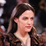 Riley Keough enfile un superbe collier Cartier pour le tapis rouge du Festival du film de Venise