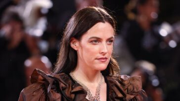 Riley Keough enfile un superbe collier Cartier pour le tapis rouge du Festival du film de Venise