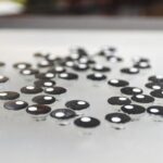 Frottement qui refroidisse: les effets de seuil permettent des essaims de robot auto-étanche