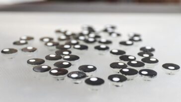 Frottement qui refroidisse: les effets de seuil permettent des essaims de robot auto-étanche