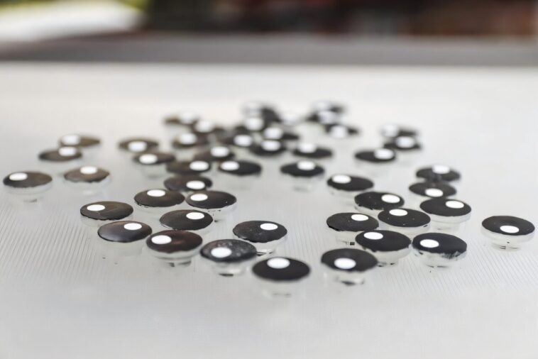 Frottement qui refroidisse: les effets de seuil permettent des essaims de robot auto-étanche