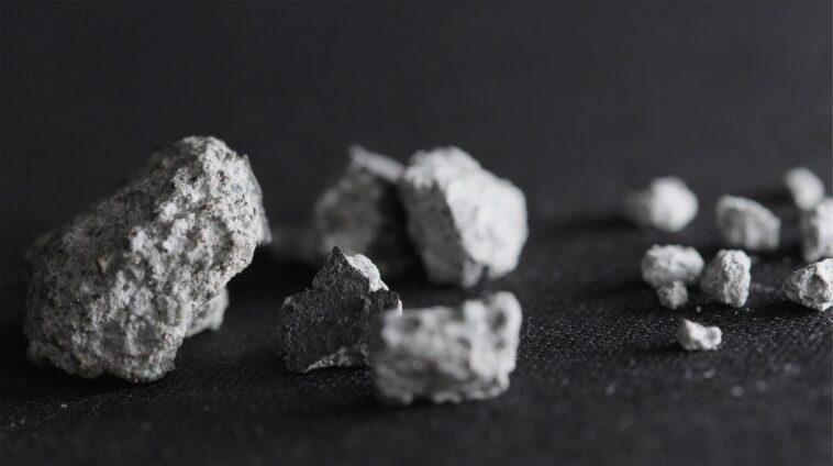 Hors de cette recherche mondiale: analyser et nommer une nouvelle météorite Hors de cette recherche mondiale: analyser et nommer une nouvelle météorite