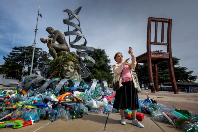 L'ONU commence une nouvelle offre pour forger un traité en plastique au milieu de la «crise mondiale» L'ONU commence une nouvelle offre pour forger un traité en plastique au milieu de la «crise mondiale»