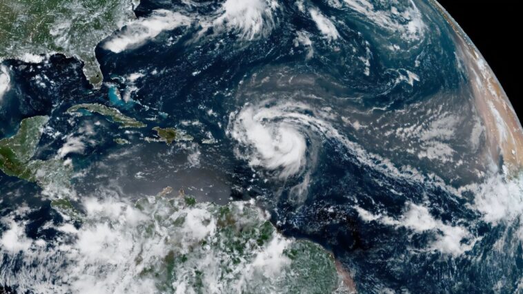 L'ouragan Erin s'intensifie en Atlantique, Eyes Caribbean