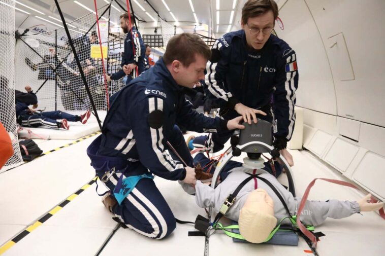 La RCR dans l'espace pourrait être facilitée par des machines de compression thoracique