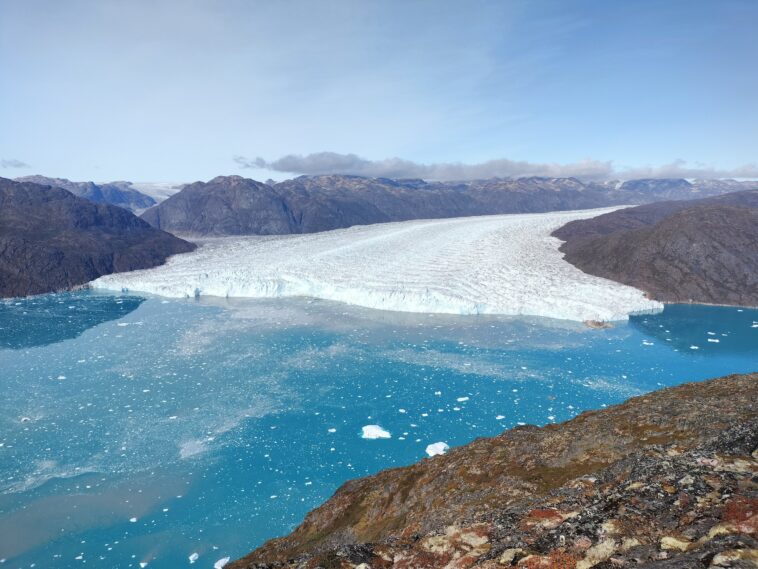 La détection des fibres du fond marin révèle comment la chute de glace entraîne une retraite glaciaire au Groenland