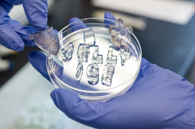 La «glace de gelée» réutilisable garde les choses froides - sans eau de fusion La «glace de gelée» réutilisable garde les choses froides - sans eau de fusion